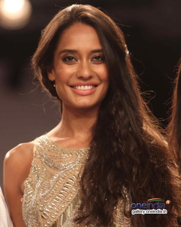 http://photos.filmibeat.com/ph-big/2014/03/lisa-haydon-walks-ramp-for-monica-amp;-karishma-lfw-sr-2014_139471490740.jpg