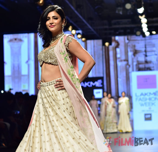 http://photos.filmibeat.com/ph-big/2016/04/shruti-haasan-walks-the-ramp-lakme-fashion-week-2016_145950717570.jpg