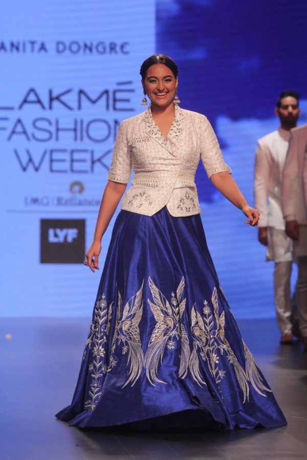 http://photos.filmibeat.com/ph-big/2016/04/sonakshi-sinha-walks-the-ramp-lakme-fashion-week-2016_145957523710.jpg