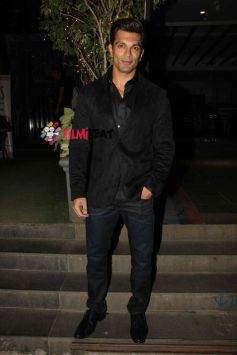 https://photos.filmibeat.com/imgm/237x80/2015/12/karan-singh-grover_145007684860.jpg