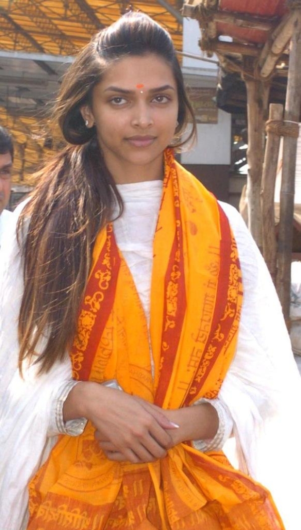 https://photos.filmibeat.com/ph-big/2013/02/deepika-padukone-rare-unseen-pictures_13601349140.jpg